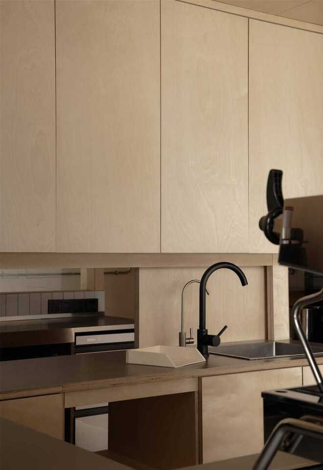 原木质感+工业点缀，教科书级咖啡店软装设计范本!