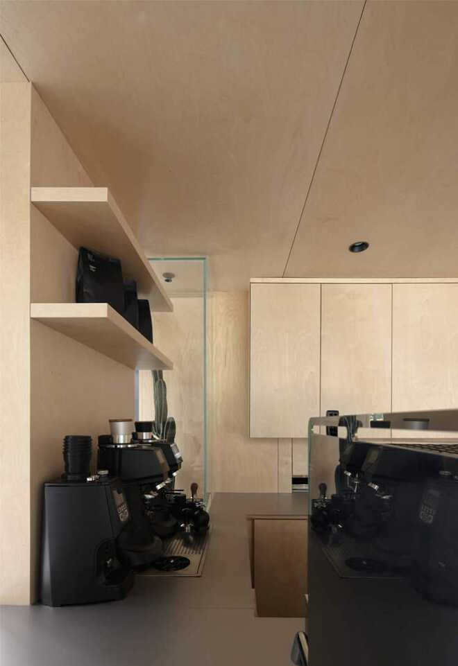 粉红沙发+黑白格纹!这家咖啡店软装设计，复古时尚感直接拉满!